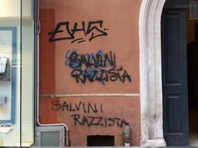 Per non parlare poi delle frasi sull�antifascismo che campeggiano un po� ovunque e delle recenti contro Salvini